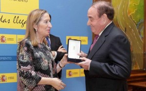 José Silveira recibe de Ana Pastor la medalla al mérito de la Marina Mercante, ayer en Madrid